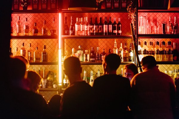 Quelles sont les règles de savoir-vivre dans un bar ?