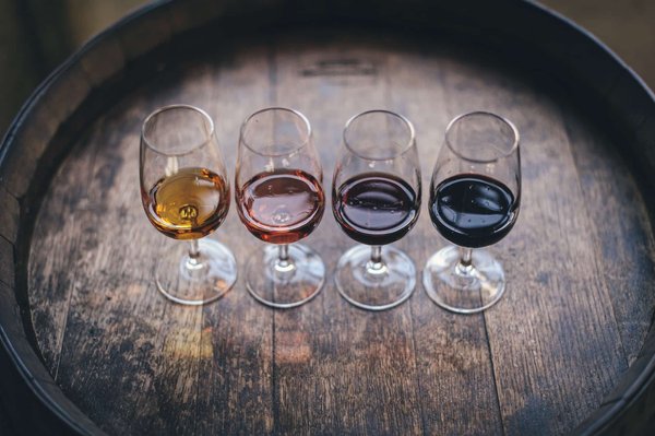 Quelles sont les différences entre les vins rouges, blancs et rosés ?